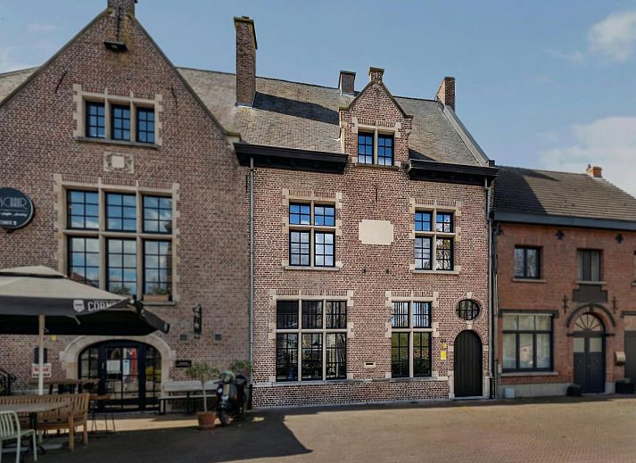 Pastorie Liezele, een charmant vakantiehuis in Puurs-Sint-Amands, Antwerpen, biedt een prachtig historisch exterieur in een rustige omgeving.