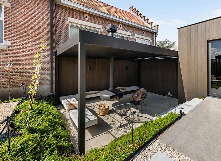 Pastorie Liezele, een charmant vakantiehuis in Puurs-Sint-Amands, Antwerpen, biedt een prachtig historisch exterieur in een rustige omgeving.