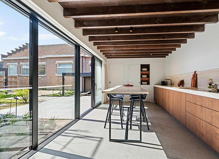 Pastorie Liezele vakantiehuis in Puurs-Sint-Amands, Antwerpen, met moderne architectuur en groene tuin voor een ontspannen verblijf.