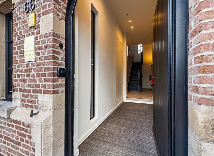 Pastorie Liezele vakantiehuis in Puurs-Sint-Amands, Antwerpen, met moderne architectuur en groene tuin voor een ontspannen verblijf.