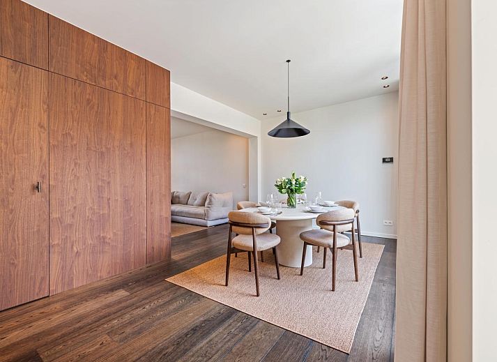 Pastorie Liezele vakantiehuis in Puurs-Sint-Amands, Antwerpen, met moderne architectuur en groene tuin voor een ontspannen verblijf.