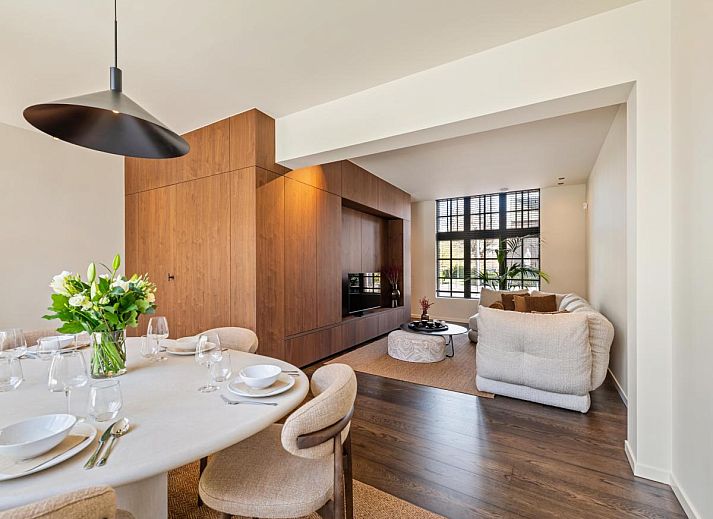 Gezellige veranda bij Pastorie Liezele, vakantiehuis in Puurs-Sint-Amands, Antwerpen, met moderne zitruimte en groene omgeving.