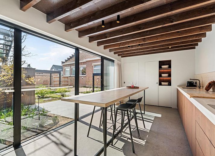 Gezellige woonkamer van vakantiehuis Pastorie Liezele in Puurs-Sint-Amands, Antwerpen. Comfortabele zithoek met moderne inrichting.