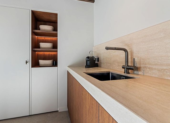 Gezellige woonkamer van vakantiehuis Pastorie Liezele in Puurs-Sint-Amands, Antwerpen. Comfortabele zithoek met moderne inrichting.