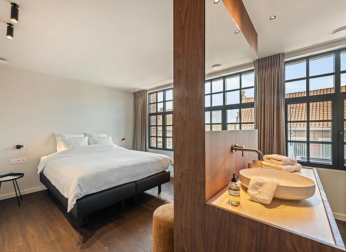 Stijlvolle eetkamer in vakantiehuis Pastorie Liezele, Puurs-Sint-Amands, Antwerpen, met veel lichtinval en moderne inrichting.