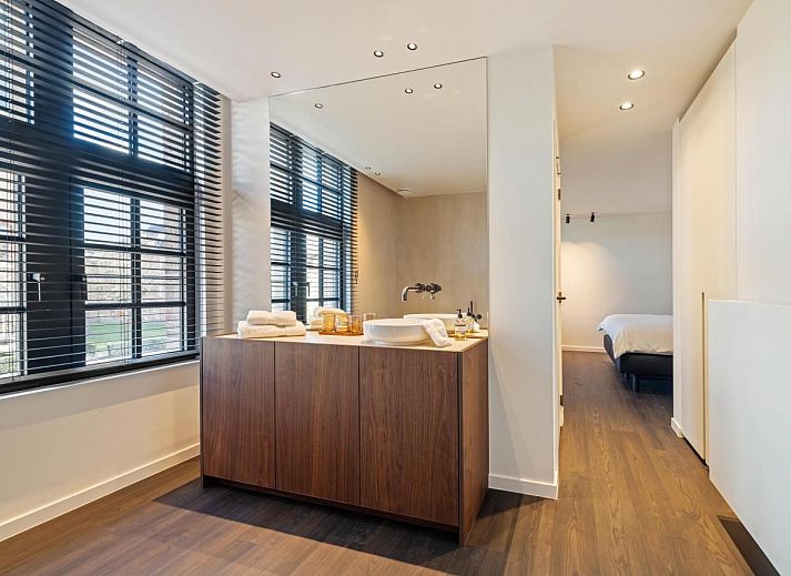 Stijlvolle eetkamer in vakantiehuis Pastorie Liezele, Puurs-Sint-Amands, Antwerpen, met veel lichtinval en moderne inrichting.