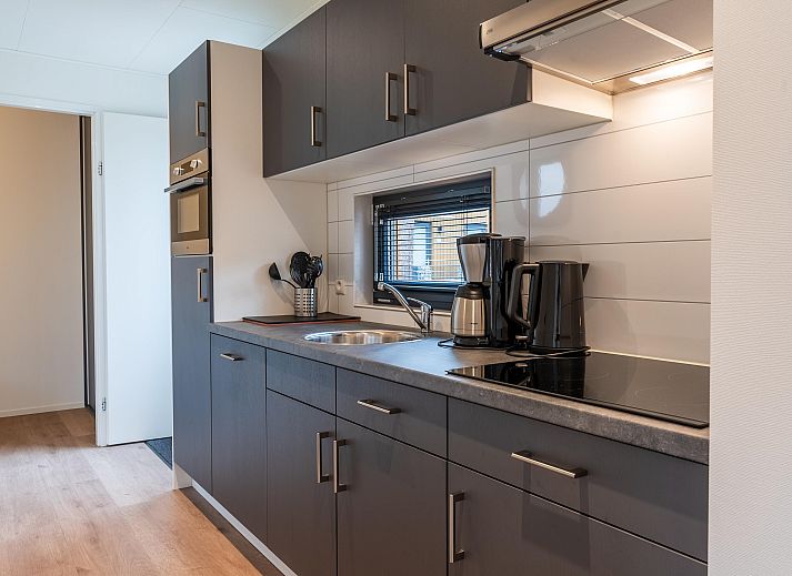 Gezellige eetkamer in de Vrijstaande woning in 2400 Mol, Antwerpen, Belgi, met modern interieur en uitzicht op de omliggende natuur.