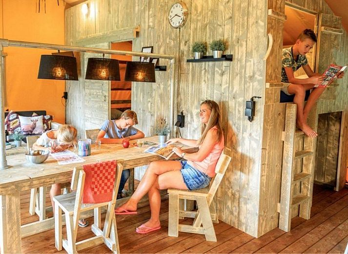 Silver tenthuis in Mol, Antwerpen biedt een charmant houten terras met uitzicht op de serene natuur voor een unieke glamping ervaring.