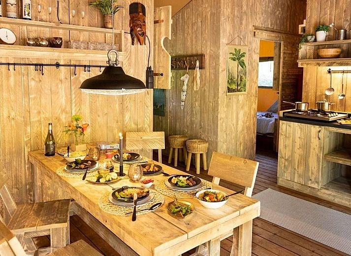 Silver tenthuis in Mol, Antwerpen biedt een charmant houten terras met uitzicht op de serene natuur voor een unieke glamping ervaring.