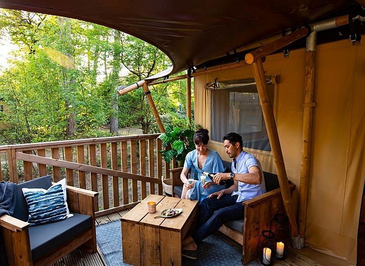 Silver tenthuis in Mol, Antwerpen biedt een charmant houten terras met uitzicht op de serene natuur voor een unieke glamping ervaring.