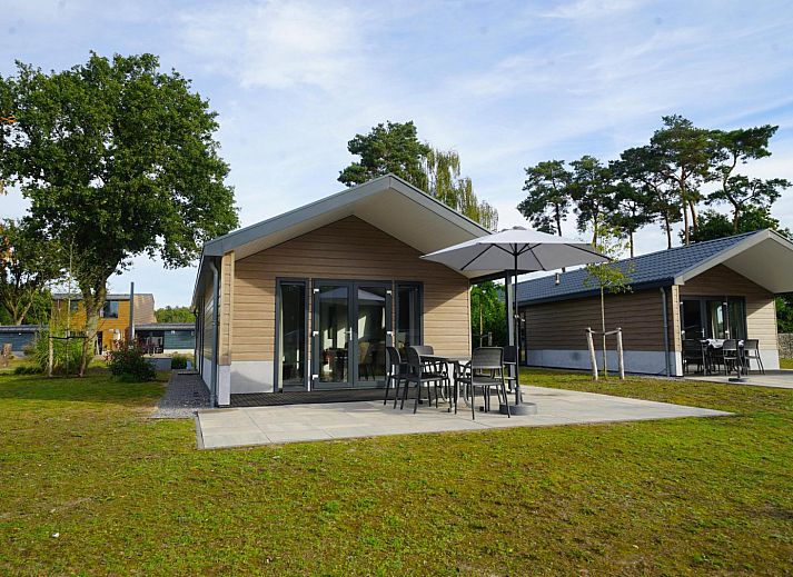 Modern kitchen and dining area in vacation home Velthorst, located in Mol, Antwerp, Belgium, with stylish decor and spacious layout.