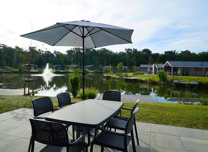 Modern kitchen and dining area in vacation home Velthorst, located in Mol, Antwerp, Belgium, with stylish decor and spacious layout.
