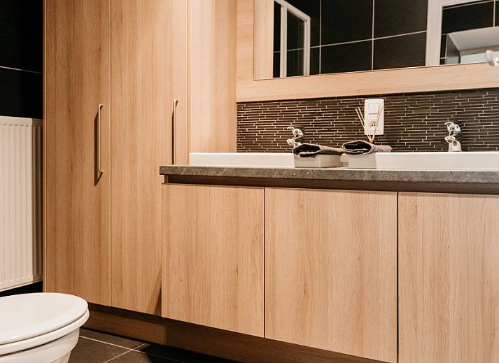 NatuRauw Ferienhaus in Mol, Antwerpen, umgeben von ueppiger Natur und ruhiger Umgebung.