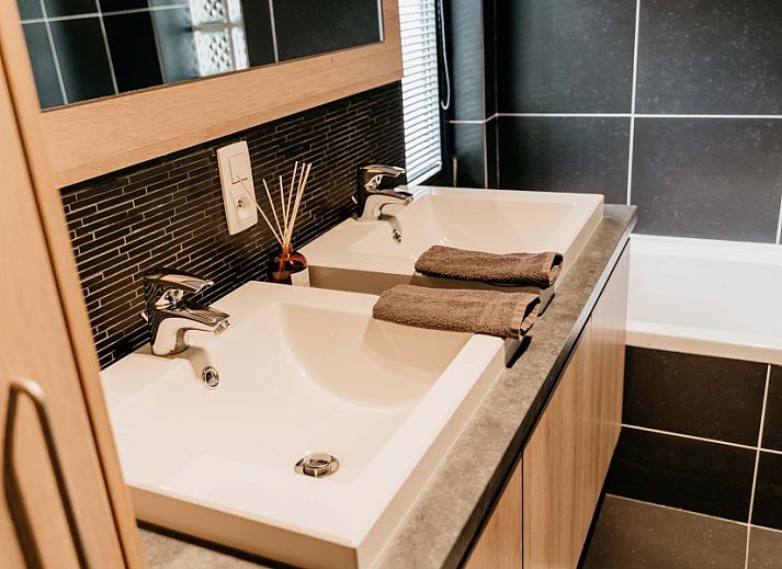 NatuRauw Ferienhaus in Mol, Antwerpen, umgeben von ueppiger Natur und ruhiger Umgebung.