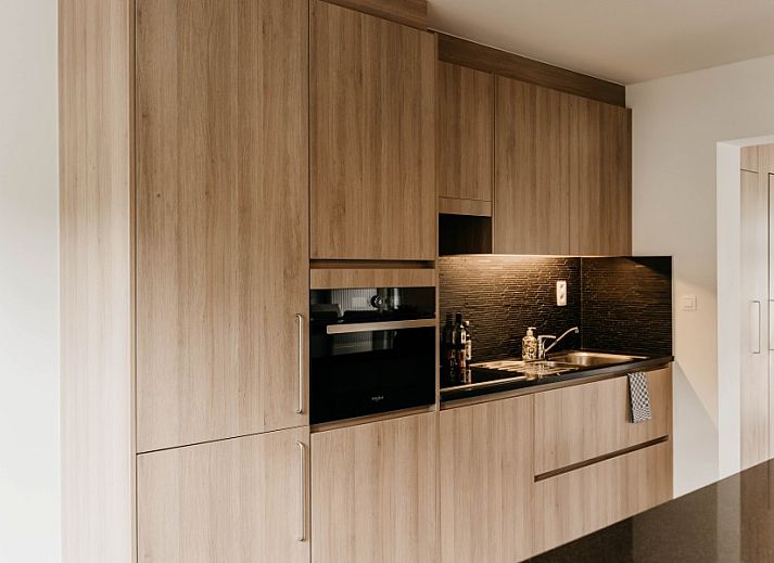 Gemuetliches Wohnzimmer im NatuRauw in Mol, Antwerpen, mit bequemer Sitzecke und grossen Fenstern.