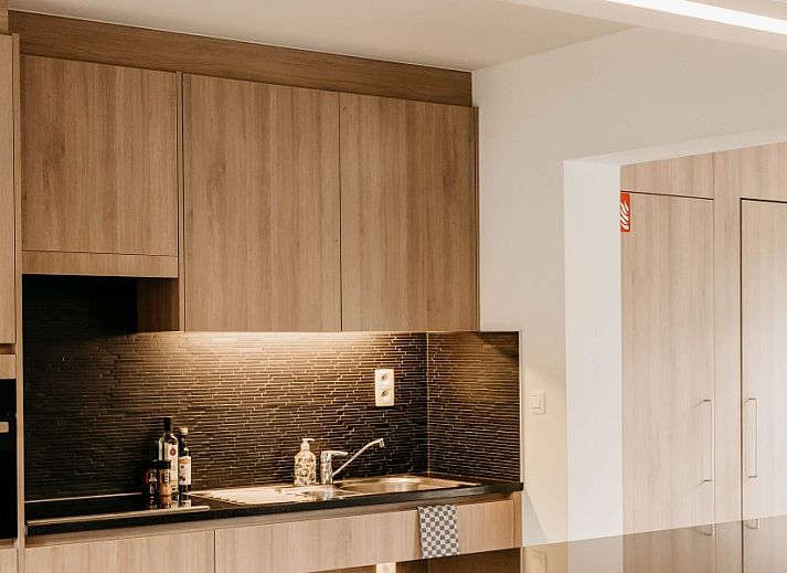 Gemuetliches Wohnzimmer im NatuRauw in Mol, Antwerpen, mit bequemer Sitzecke und grossen Fenstern.