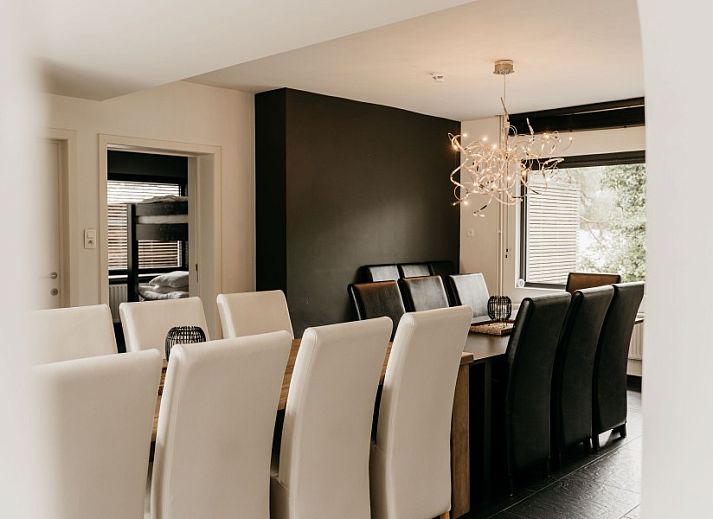 Gemuetliches Wohnzimmer im NatuRauw in Mol, Antwerpen, mit bequemer Sitzecke und grossen Fenstern.