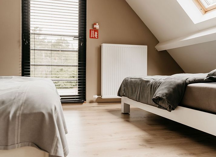 Modernes Badezimmer im Ferienhaus NatuRauw, Mol, Antwerpen, mit Holzschraenken und Doppelwaschbecken.