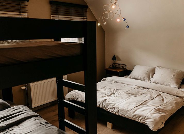 Modernes Badezimmer im Ferienhaus NatuRauw, Mol, Antwerpen, mit Holzschraenken und Doppelwaschbecken.