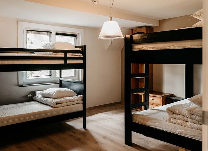 Stilvolle Dusche im NatuRauw-Ferienhaus, Mol, Antwerpen, mit modernen schwarzen Fliesen.