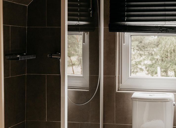 Stilvolle Dusche im NatuRauw-Ferienhaus, Mol, Antwerpen, mit modernen schwarzen Fliesen.