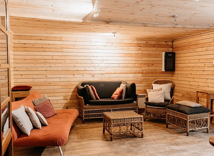 Stilvolle Dusche im NatuRauw-Ferienhaus, Mol, Antwerpen, mit modernen schwarzen Fliesen.