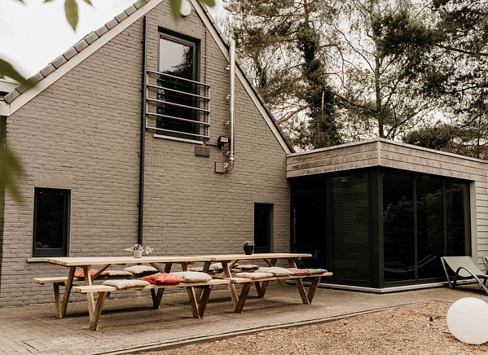 Stilvolle Dusche im NatuRauw-Ferienhaus, Mol, Antwerpen, mit modernen schwarzen Fliesen.