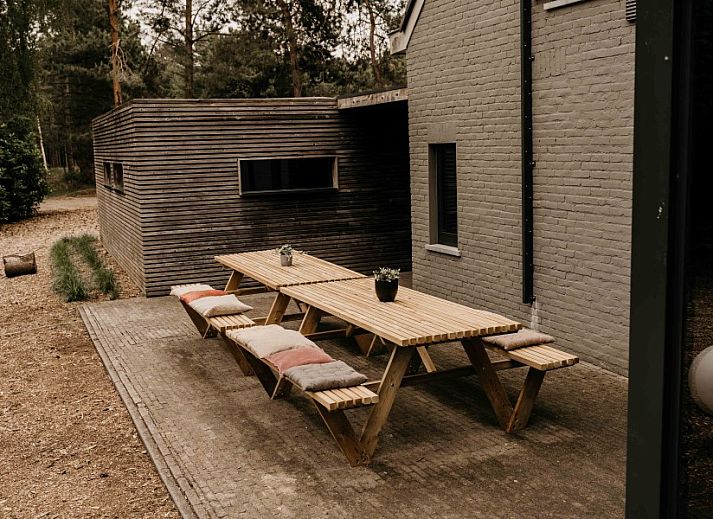 NatuRauw in Mol, Antwerpen, bietet ein Badezimmer mit Doppelwaschbecken und eleganten Oberflaechen.