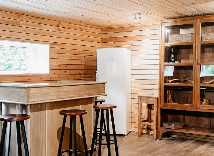 NatuRauw in Mol, Antwerpen, bietet ein Badezimmer mit Doppelwaschbecken und eleganten Oberflaechen.