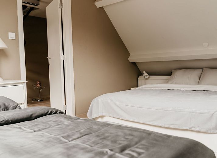 NatuRauw in Mol, Antwerpen, bietet ein Badezimmer mit Doppelwaschbecken und eleganten Oberflaechen.