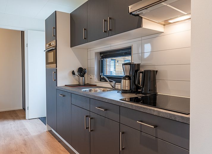 Gezellige binnenruimte van Chalet in Mol, Antwerpen, Belgi, met moderne eethoek en uitzicht op de omringende natuur.