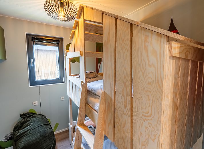 Gezellige binnenruimte van Chalet in Mol, Antwerpen, Belgi, met moderne eethoek en uitzicht op de omringende natuur.