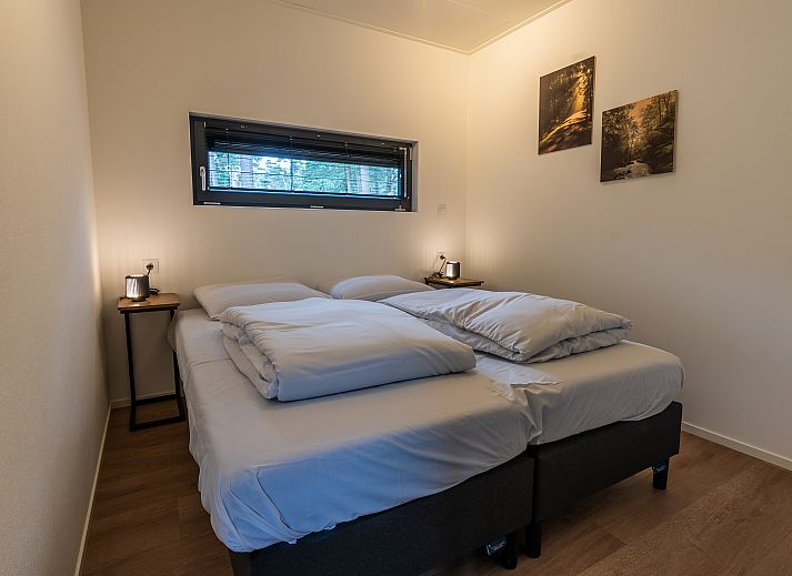 Gezellige binnenruimte van Chalet in Mol, Antwerpen, Belgi, met moderne eethoek en uitzicht op de omringende natuur.