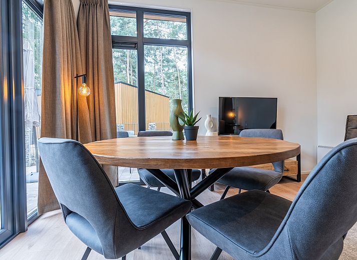 Chalet in Mol, ein modernes Ferienhaus in Mol, Antwerpen, Belgien, umgeben von grner Natur und mit einer groen Terrasse.