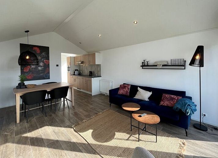 Stilvolles Wohnzimmer des freistehenden Hauses in 2400 Mol, Ferienhaus in Mol, Antwerpen, Belgien, mit moderner Einrichtung und offener Kche.