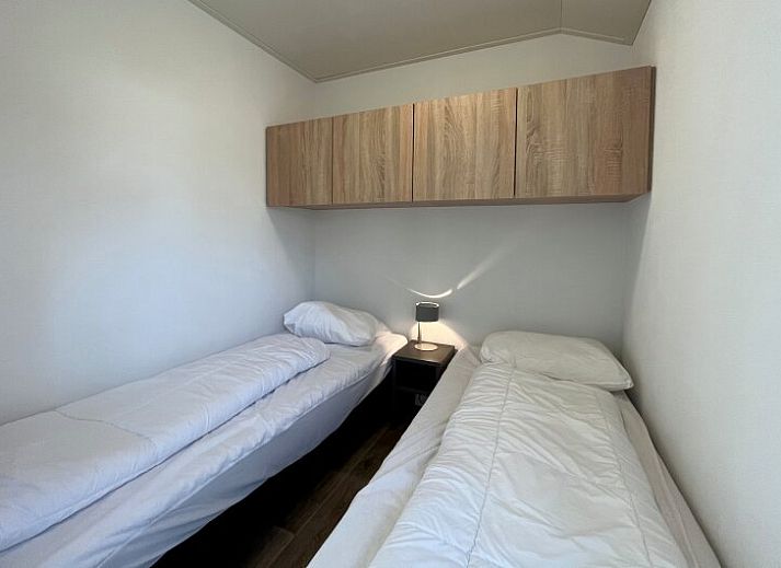 Stilvolles Wohnzimmer des freistehenden Hauses in 2400 Mol, Ferienhaus in Mol, Antwerpen, Belgien, mit moderner Einrichtung und offener Kche.