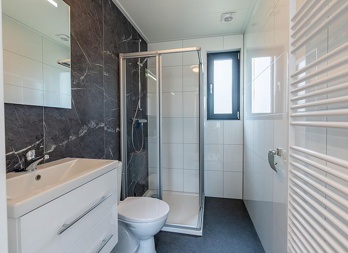 Gemtlicher Innenbereich des freistehenden Hauses in 2400 Mol, Ferienhaus in Mol, Antwerpen, mit moderner Einrichtung und groen Fenstern.