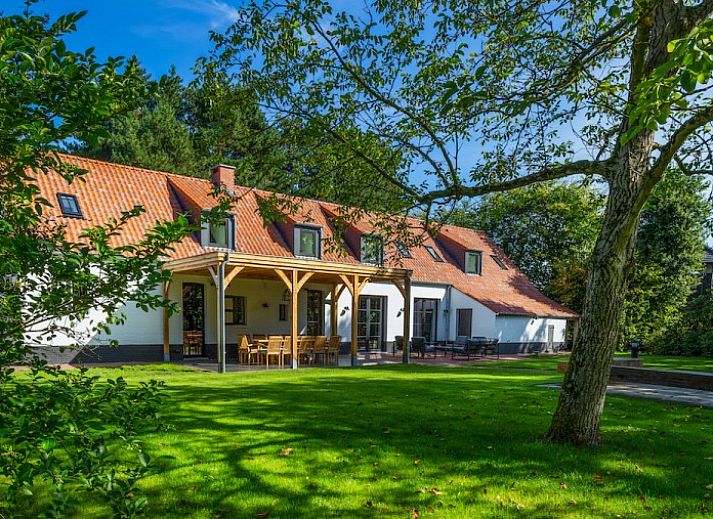 Mushoeve-Ferienhaus in Zoersel, Antwerpen, mit grossem Garten und Terrasse, umgeben von gruener Natur.
