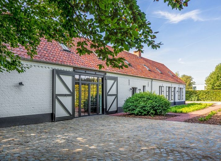 Mushoeve-Ferienhaus in Zoersel, Antwerpen, mit grossem Garten und Terrasse, umgeben von gruener Natur.
