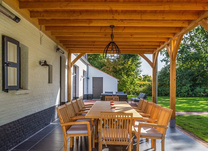 Mushoeve-Ferienhaus in Zoersel, Antwerpen, mit grossem Garten und Terrasse, umgeben von gruener Natur.