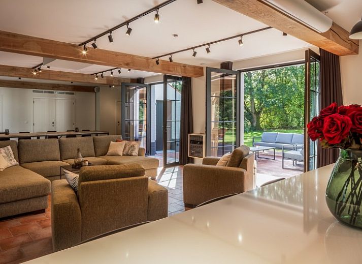 Fassade von Mushoeve in Zoersel, Antwerpen, Ferienhaus mit charmanter weisser Fassade und roten Dachziegeln.