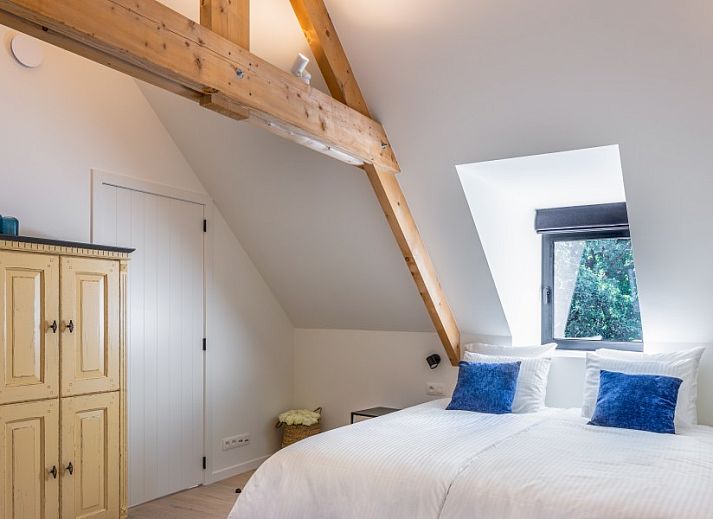 Fassade von Mushoeve in Zoersel, Antwerpen, Ferienhaus mit charmanter weisser Fassade und roten Dachziegeln.