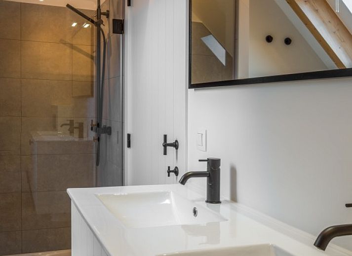 Ueberdachte Terrasse des Ferienhauses Mushoeve in Zoersel, Antwerpen, mit Esstisch aus Holz und Gartenblick.