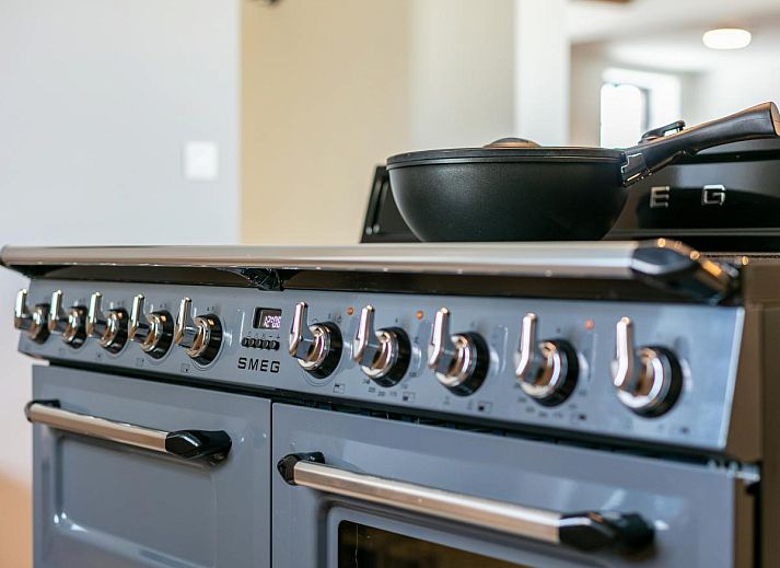 Indoor pool at Lindehoeve vacation home in Turnhout, Antwerp, ideal for relaxation and recreation.