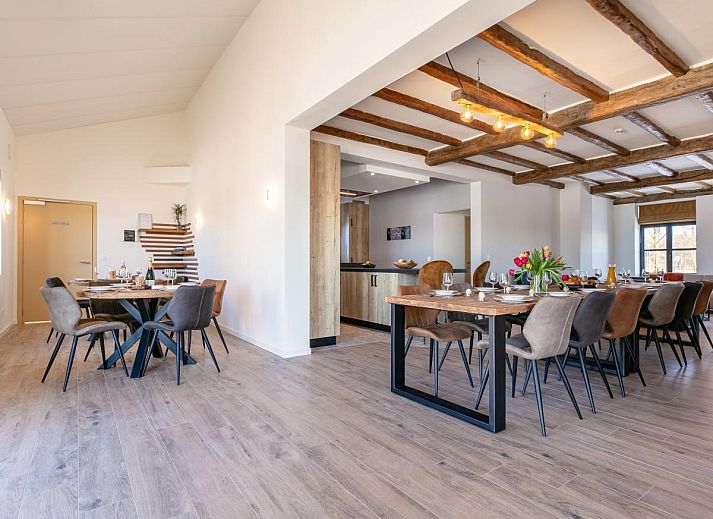 Cozy living room in Lindehoeve vacation home, Turnhout, with comfortable seating and wooden beams.