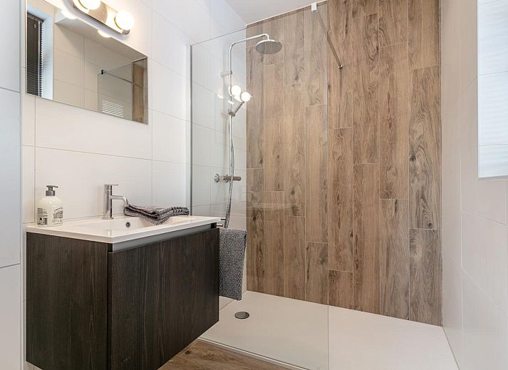 Cozy living room in Lindehoeve vacation home, Turnhout, with comfortable seating and wooden beams.