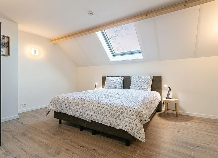 Stylish details in the living room of Lindehoeve vacation rental, Turnhout, with candles and decoration.