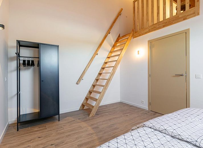 Stylish details in the living room of Lindehoeve vacation rental, Turnhout, with candles and decoration.