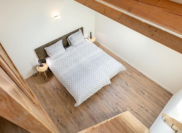 Stylish details in the living room of Lindehoeve vacation rental, Turnhout, with candles and decoration.