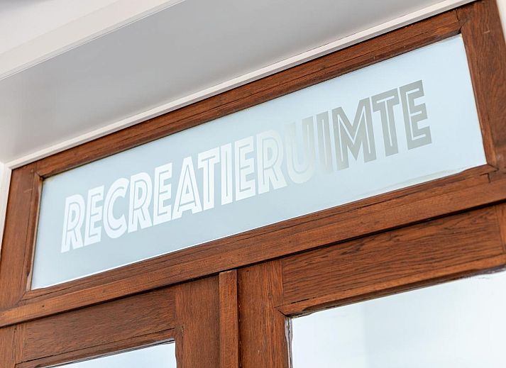 Stylish details in the living room of Lindehoeve vacation rental, Turnhout, with candles and decoration.